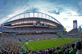 开yun官网-詹姆斯庆祝生日与队友聚餐，詹姆斯生日聚会